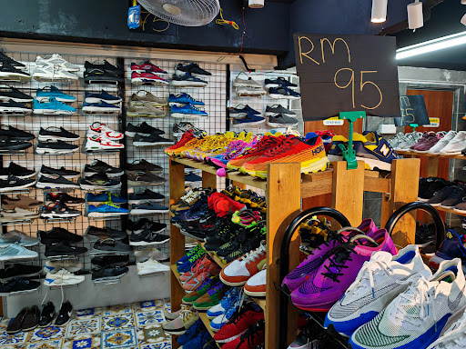 Kasut Bundle • Depan Low Yat