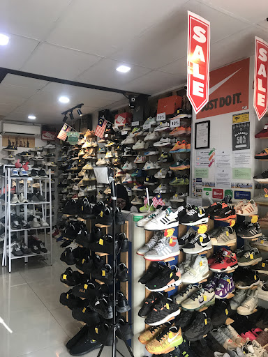 Dann Bundle • Shoe Store