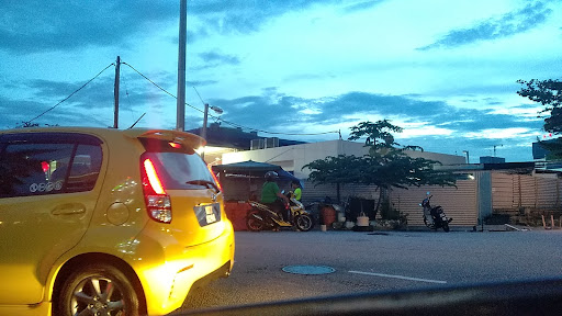 Azmy Tukang Kasut