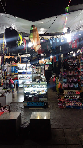 Kedai Selipar Tepi Jalan pintu gerbang