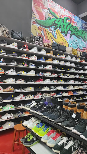 TipsyKicks Bundle Store , Sri Rampai , Kuala Lumpur ( Best Bundle Kasut Di KL )