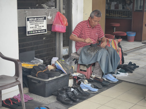 Man Cobbler (Repair Shoes)